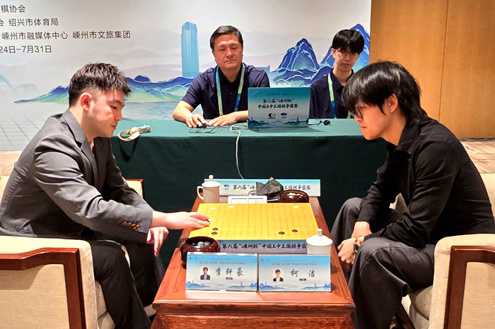 柯洁九段（右）战胜李轩豪九段。人民网记者 胡雪蓉摄
