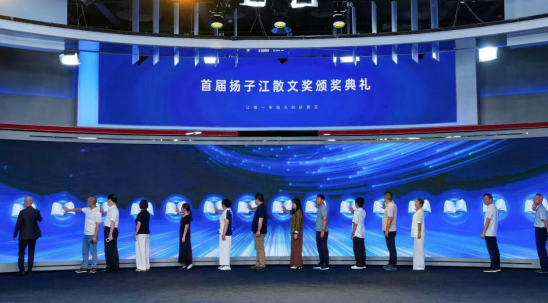 《扬子江文萃》“星光墙”正式点亮。王佳雨 摄