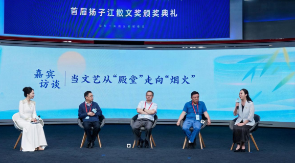 红孩(左二)、徐海(左三)、王干(右二)、张洁(右一)围绕话题展开交流。冯斯正 摄