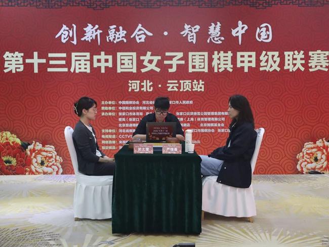 於之莹(左)负于严惜蓦。图片来源:中国围棋协会