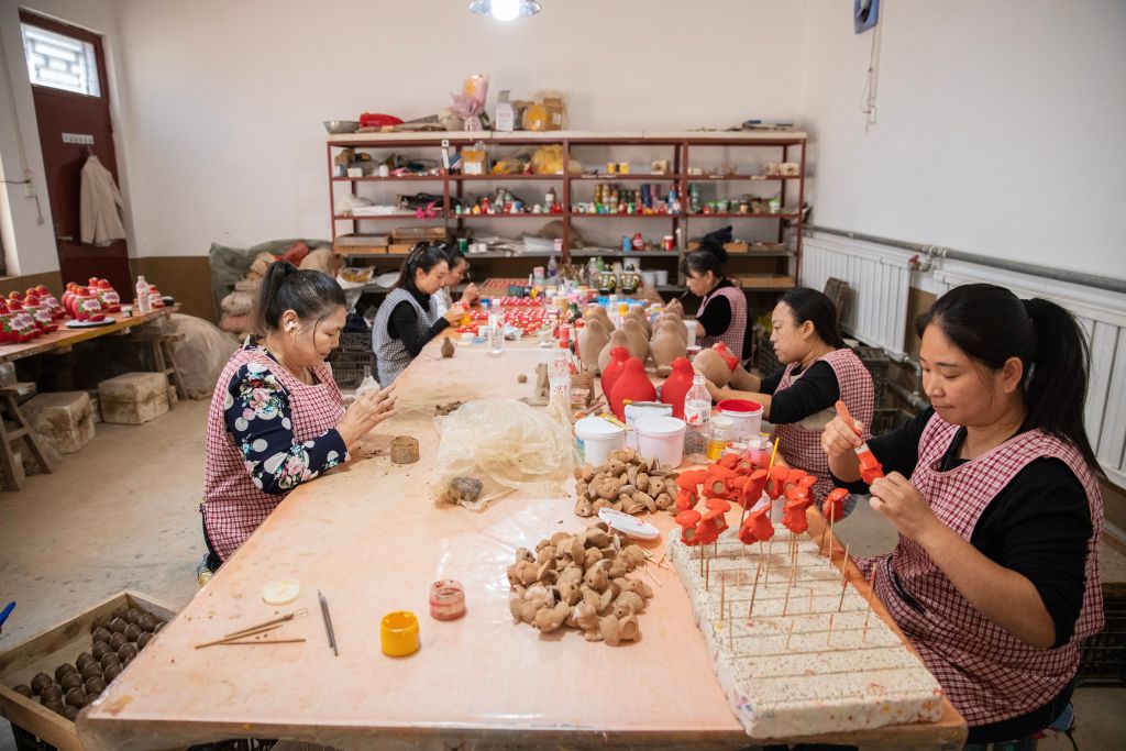 9月10日,在河南省浚县西杨玘屯村,村民在作坊中制作泥咕咕。新华社记者张帆 摄