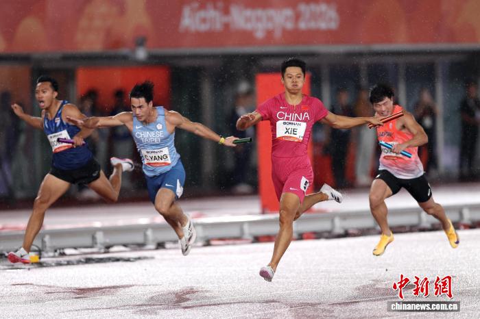 当地时间9月28日，在爱知·名古屋亚运会田径男子4X100米接力决赛中，由陈锦丰、曾克理、王胜杰、谢震业组成的中国队以38秒17摘得金牌。图为谢震业(右二)冲过终点线。中新社记者 富田 摄