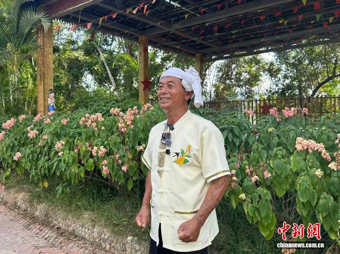 10月21日，云南省西双版纳傣族自治州勐海县打洛镇居民、国家级非物质文化遗产布朗族民歌(布朗族弹唱)代表性传承人岩瓦洛在歌唱。中新网记者 李百加 摄