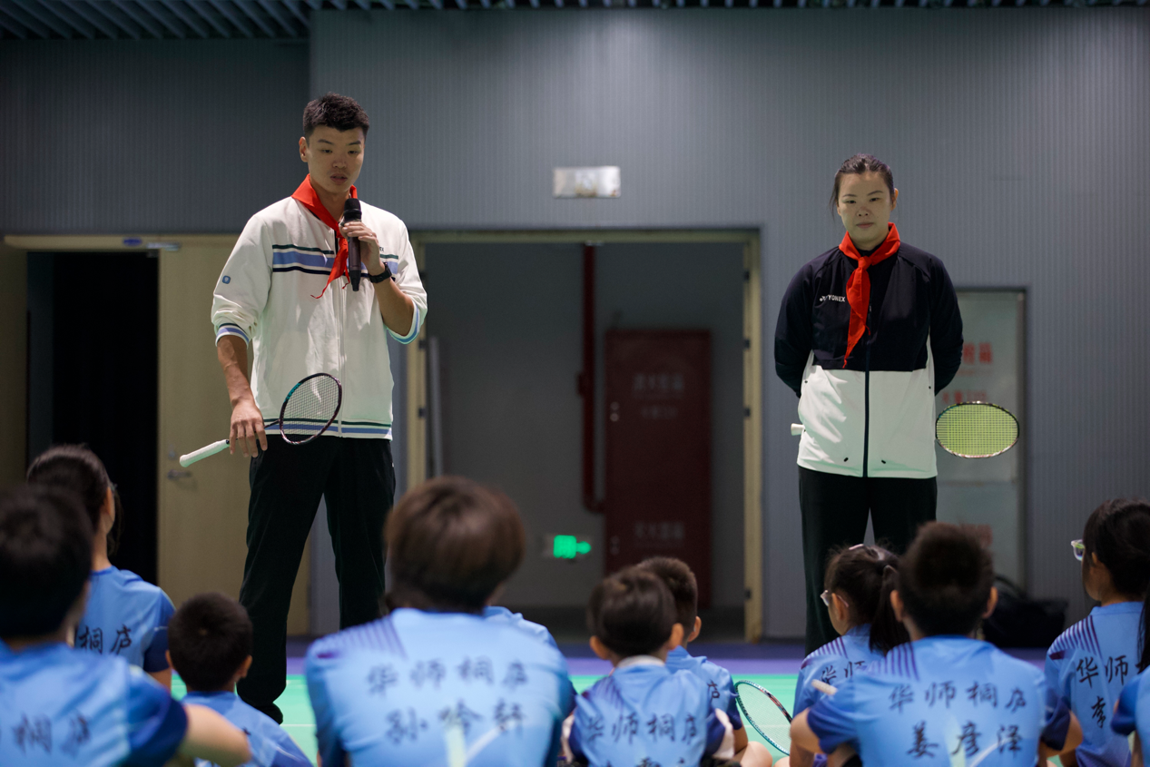 王懿律、李雪芮为同学们讲解羽毛球技术。活动主办方供图