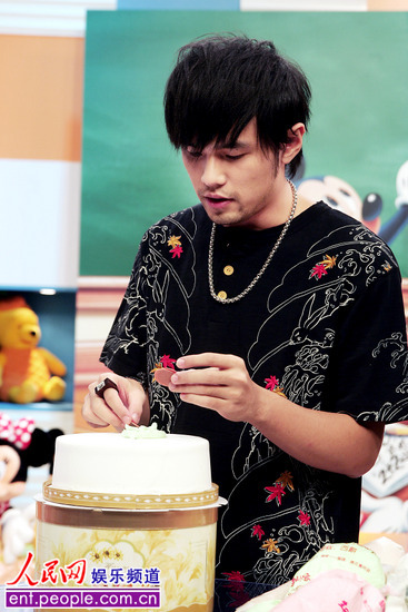 周杰伦做蛋糕贺妈妈生日 不再订报纸封八卦