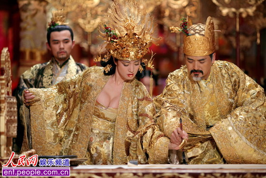 《黄金甲》剧照曝光 丰满谋女郎紧挨刘烨