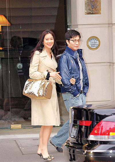 徐子淇半夜开餐12名保镳护驾 腹部微凸被疑怀