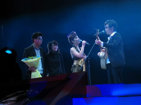 梁静茹演唱会上当红娘 南京小伙向女友求婚