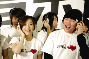 张靓颖吴克群共唱慈善主题曲《听见了爱》