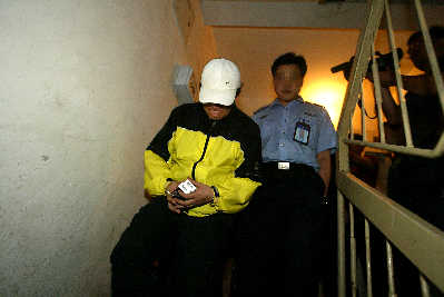 谢东与女友吸毒家中被捕 毒品及工具一应俱全