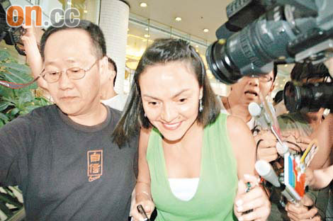 张柏芝妈妈图片