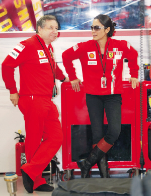 杨紫琼和男友出席F1日本大奖赛+身穿法拉利队