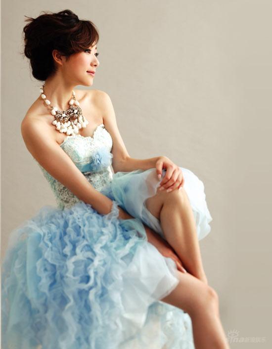 韩雪婚纱造型优雅 浪漫金秋演绎甜蜜新娘