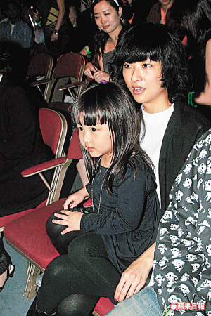 陈奕迅演唱会上穿女装+扮演\u201c待嫁新娘\u201d--