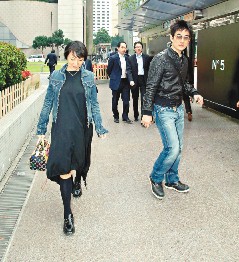 任贤齐3月将再度当爹 <em>老婆</em>挺大肚中环散步_图