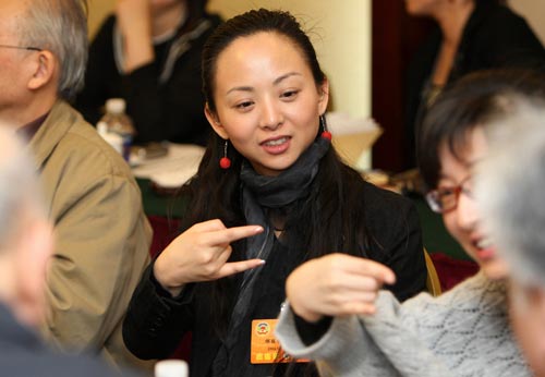  邰丽华 委员 借助手语议国是--娱乐--人民网