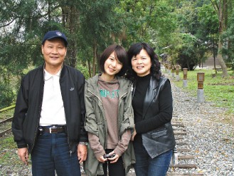 h.e携爸妈齐出游 三对父母爱女方式各不同