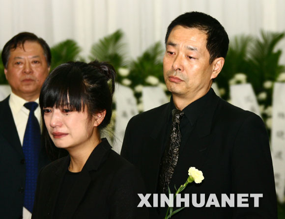 组图:万人自发送别谢晋+赵薇、范冰冰泪别恩师