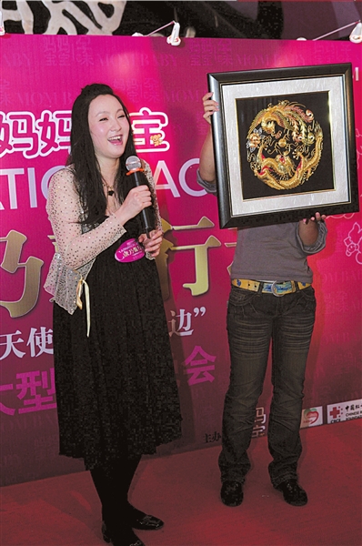 与翁虹探讨育儿经小陶虹亮相\孕味\十足