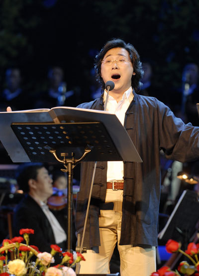 著名歌唱家廖昌永抵维也纳 为演唱会 现场热身