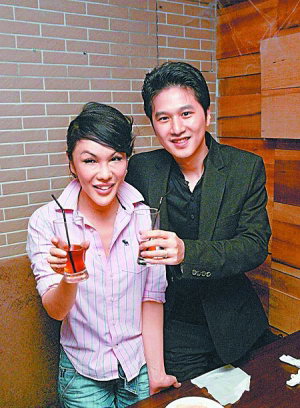 主持人利菁赢在对手弱 与老公庆祝秀甜蜜