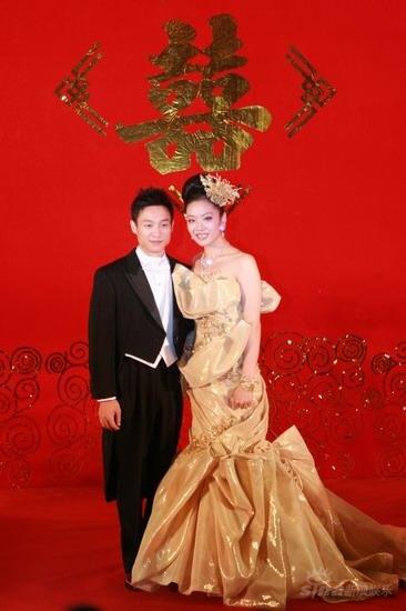 杨威黄金婚纱照_杨威杨云首次试穿黄金婚纱(3)