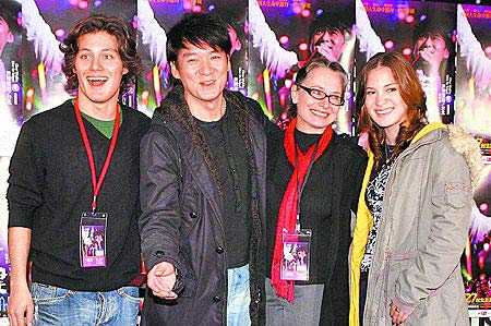 周华健(左二)的儿子周厚安(左起),老婆康粹兰,女儿周厚恩,前晚一起