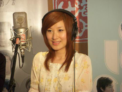 歌手岳夏闹解约 经纪人透露华谊待遇差