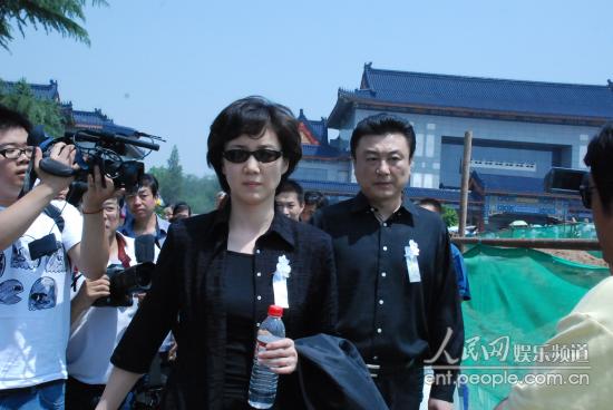组图:《新闻联播》播音员李修平、王宁吊唁罗