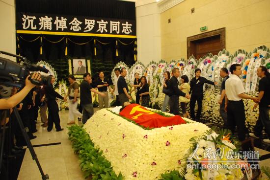 台湾报道罗京追悼会:民众大排长龙送 新闻一哥