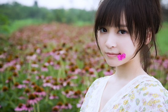 《团长》女主角袁菲户外写真:像花儿一样绽放