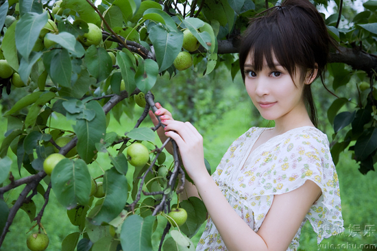 团长》女主角袁菲户外写真:像花儿一样绽放+(