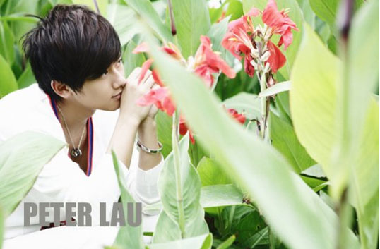 <em>张杰</em>携首本纯<em>图片</em>写真赴沪签售 订单突破4万册