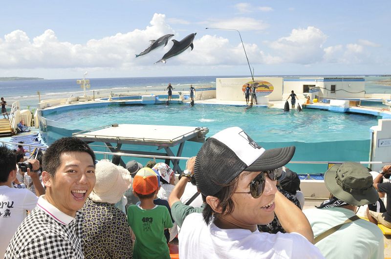 高清组图:羽泉探访日本 零距离拥抱冲绳美景