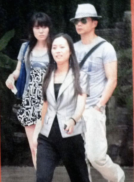 段奕宏携凸肚女友看房