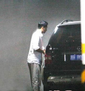 图:周杰无视处罚公然抗法 午夜无证驾驶被拍