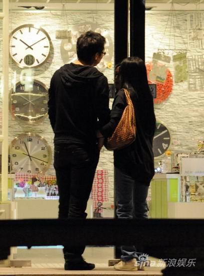 组图:情侣陆川秦岚悠闲逛街