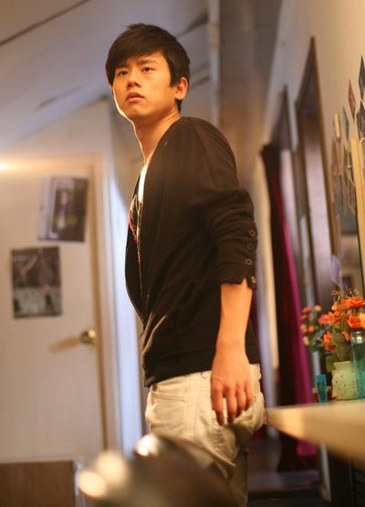  张杰郑爽 拍 MV 同穿开襟针织衫 擦出火花默契十