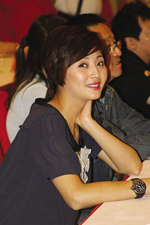 2008年殷桃在《警察故事》发布会上.