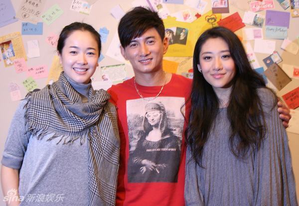 组图:吴奇隆生日会三度落泪 愿今后会更快乐 (