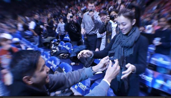 黑人陈建州NBA中场向范玮琪求婚成功