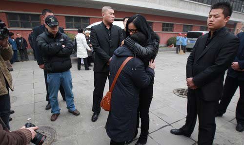 韦唯父亲北京去世 遗体告别与亲友拥抱互慰 (3