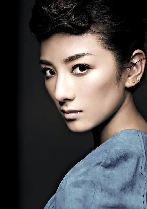 组图: 黄奕 拍摄 写真 OL范十足 熟女气质大秀优雅