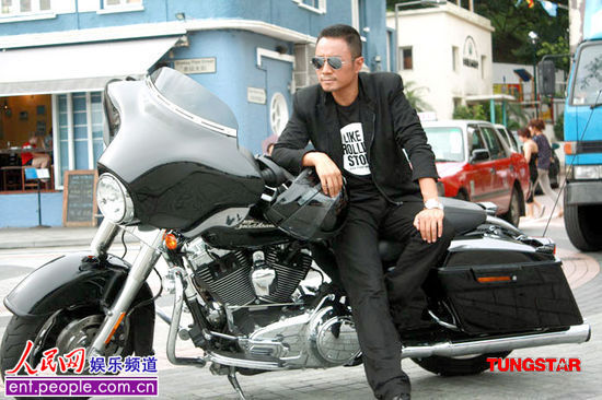 组图: 张涵予骑哈雷摩托车享受生活 尽显硬朗 (