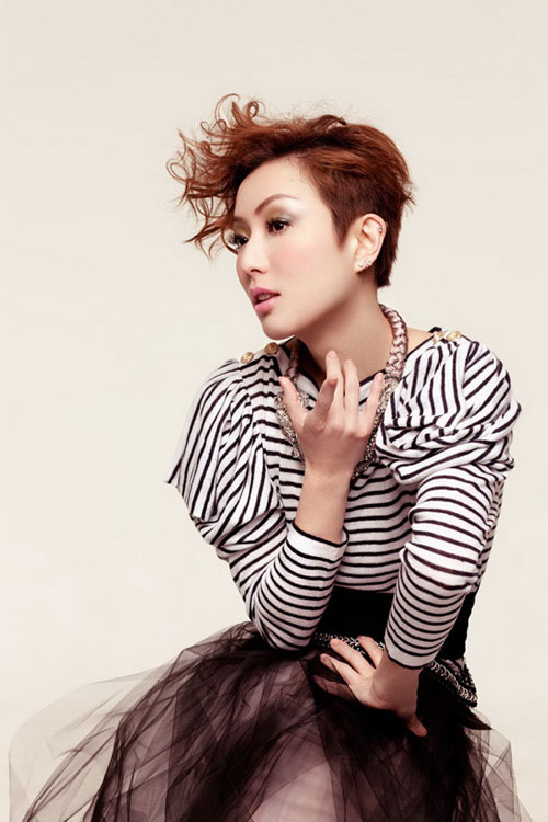 郑秀文为《一步一步爱》填词 MV变身摩登女郎