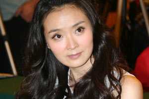 周刊:梁洛施生下双胞胎男婴 王艳<em>透视</em>装露<em>文胸</em>