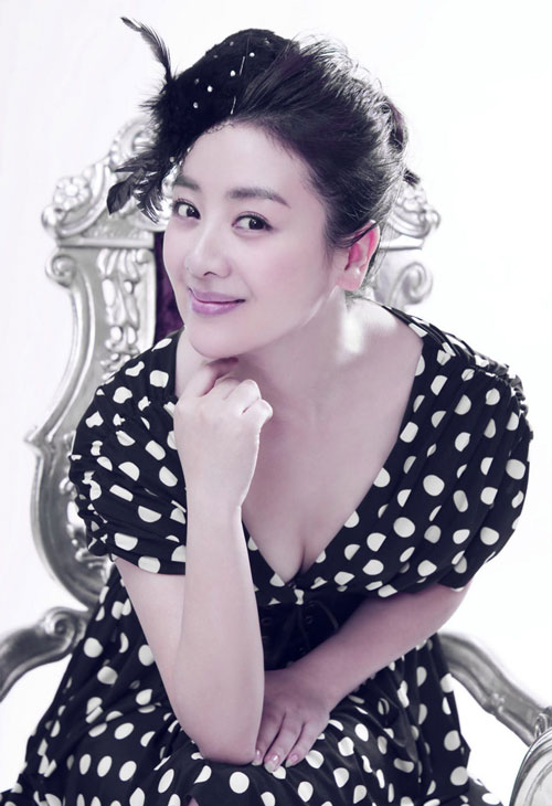 小李琳拍写真 显<em>成熟优雅女人</em>味 (2)--娱乐--人民