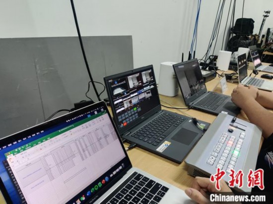 工作人员在云转播工作间开展工作。记者 卢岩 摄