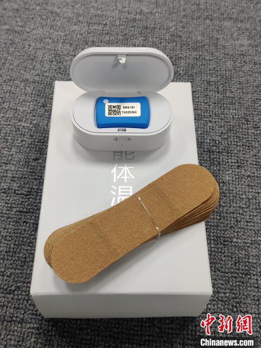 五棵松体育中心工作人员佩戴的可穿戴式体温计。记者 卢岩 摄
