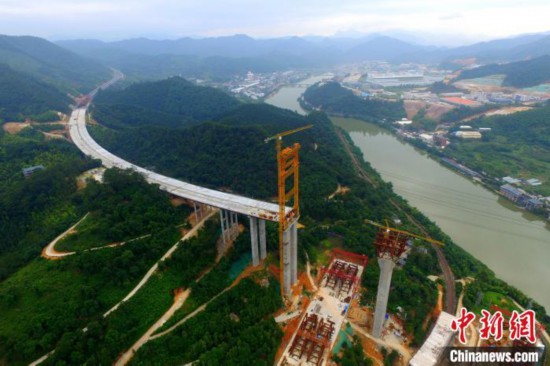 莆炎高速福建段连接闽沿海与中国中西部地区的快速横向通道